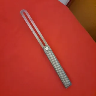 Escuadra de carpintería ajustable