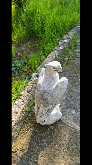 Figura de águila de piedra para jardín