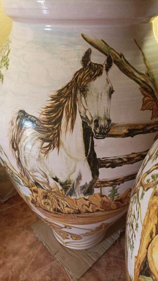 Tinaja de cerámica decorada a mano