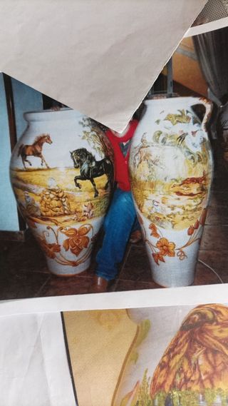 Tinaja de cerámica decorada a mano