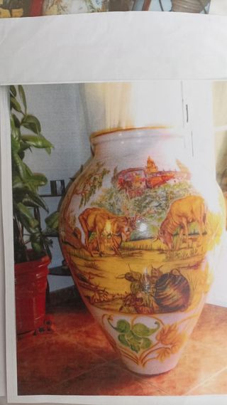 Tinaja de cerámica decorada a mano