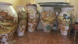 Tinaja de cerámica decorada a mano