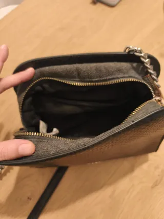 Bolso negro Parfois efecto piel serpiente