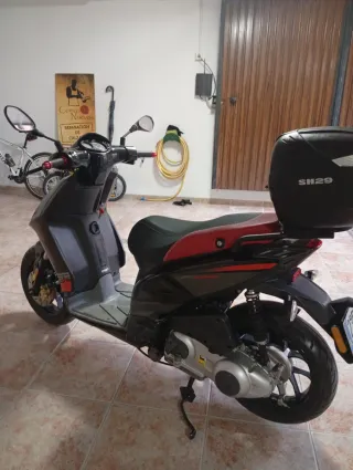 Aprilia SR 125 Scooter Negra/Roja