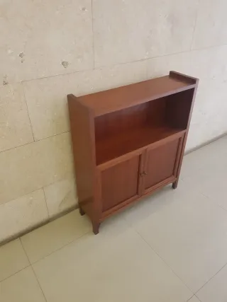 Mueble bajo de madera