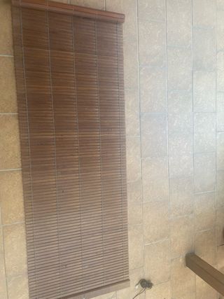 Persiana enrollable de madera barnizada