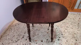 Mesa redonda de madera oscura