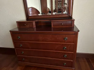 Tocador de madera con espejo