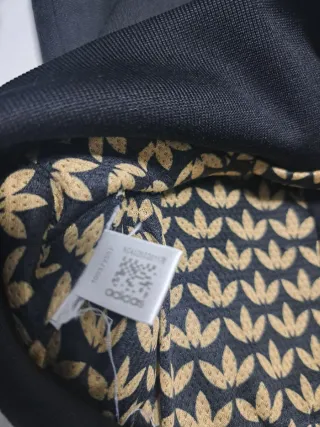 Chaqueta Adidas Negra y Dorada