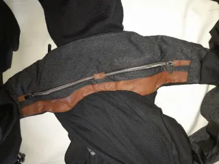 Portabebés ergonómico gris y marrón marca boppy