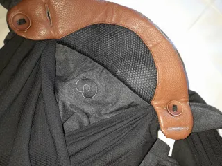 Portabebés ergonómico gris y marrón marca boppy