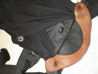 Portabebés ergonómico gris y marrón marca boppy
