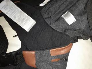 Portabebés ergonómico gris y marrón marca boppy