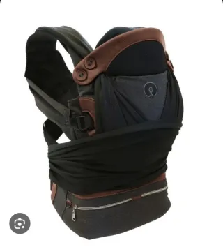 Portabebés ergonómico gris y marrón marca boppy