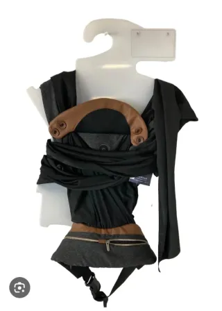 Portabebés ergonómico gris y marrón marca boppy