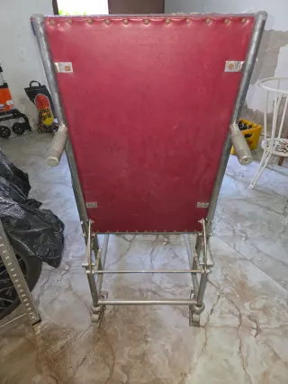 Silla de ruedas antigua con orinal