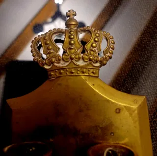 Porta baquetas dorado con corona