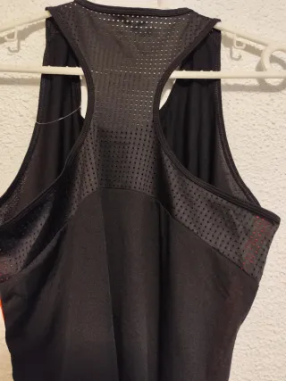 Camiseta deportiva negra y naranja