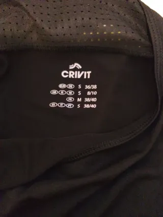 Camiseta deportiva negra y naranja