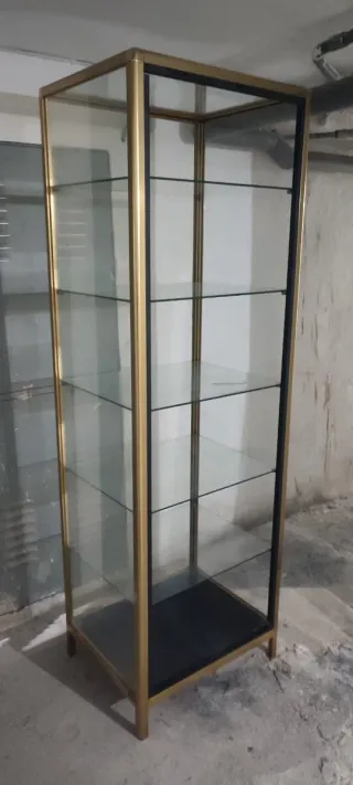 Vitrina de cristal dorada y transparente