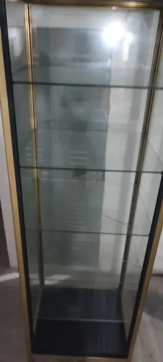 Vitrina de cristal dorada y transparente