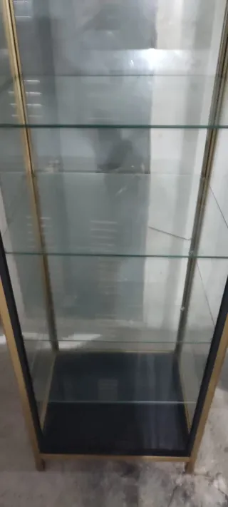 Vitrina de cristal dorada y transparente