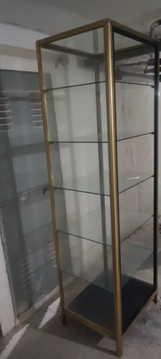 Vitrina de cristal dorada y transparente