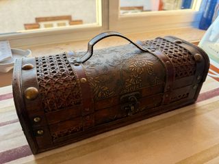 Baúl de madera decorado con cuero y mimbre
