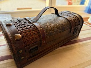 Baúl de madera decorado con cuero y mimbre