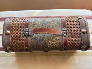 Baúl de madera decorado con cuero y mimbre