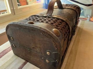 Baúl de madera decorado con cuero y mimbre