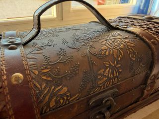 Baúl de madera decorado con cuero y mimbre