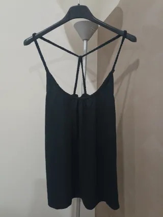 Canotta donna nera con spalline incrociate.