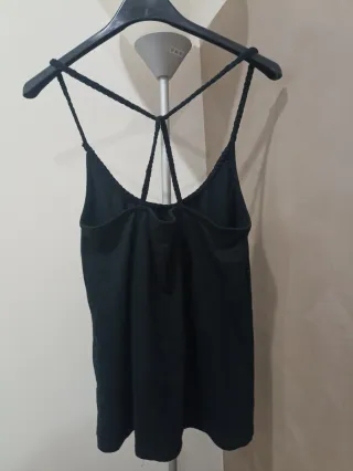 Canotta donna nera con spalline incrociate.