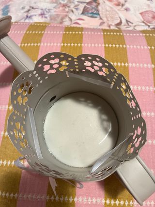 Maceta decorativa metal beige con lazo rosa