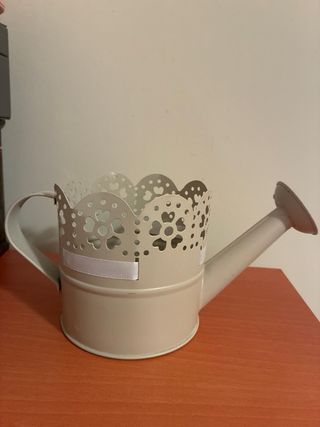 Maceta decorativa metal beige con lazo rosa