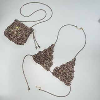 Top e pochette oro scintillante