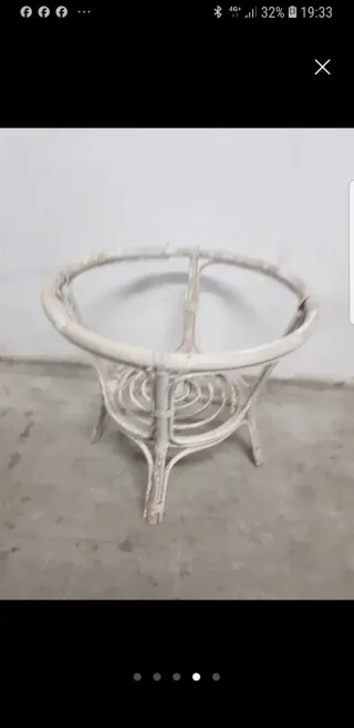 ' Mesa auxiliar de mimbre redonda