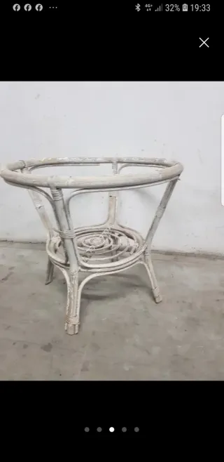 ' Mesa auxiliar de mimbre redonda