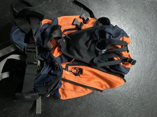 Mochila de montaña azul y naranja