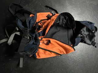 Mochila de montaña azul y naranja