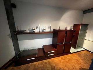 Mueble de madera con puertas de cristal