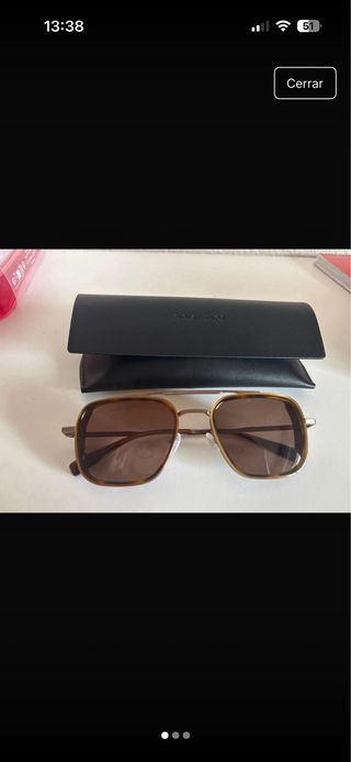 Gafas de sol marrones y doradas