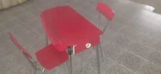 Mesa y 3 Sillas Rojas Vintage