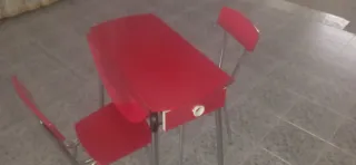 Mesa y 3 Sillas Rojas Vintage