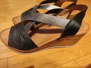 Sandalias cuña piel negras y plateadas