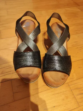 Sandalias cuña piel negras y plateadas