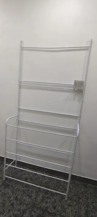 Colgador y zapatero de metal blanco