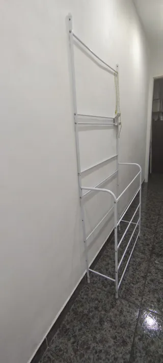 Colgador y zapatero de metal blanco