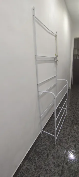 Colgador y zapatero de metal blanco